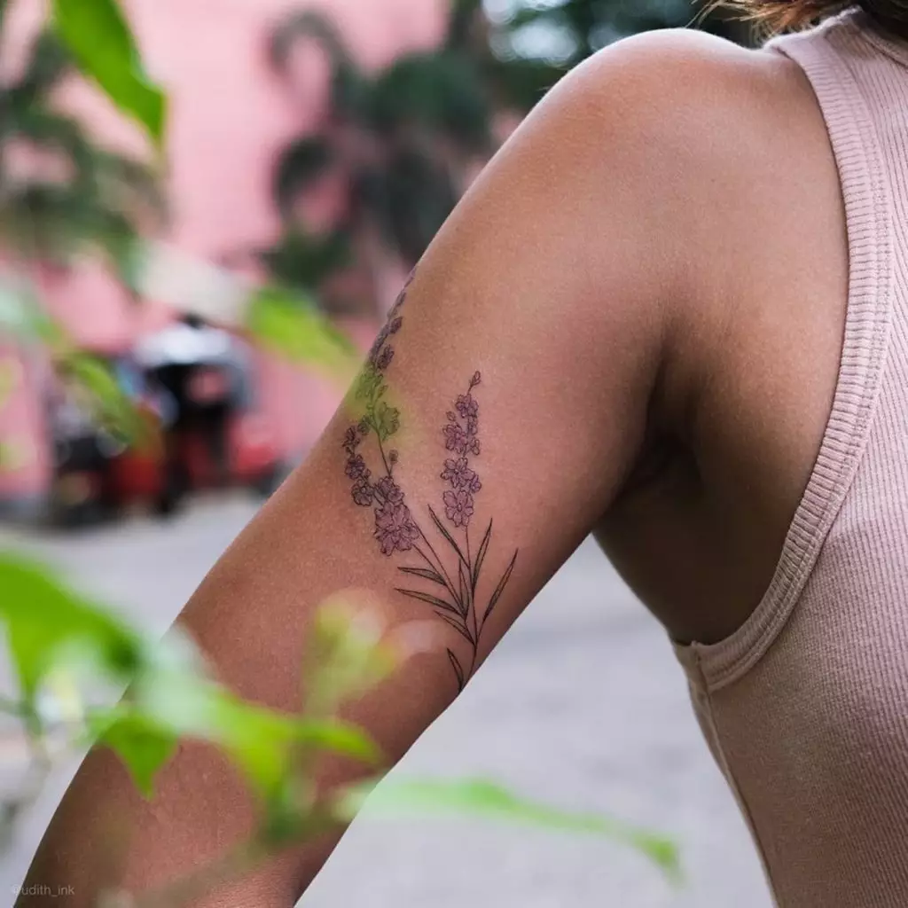 Tatuagem de flor no braço feminina pequena