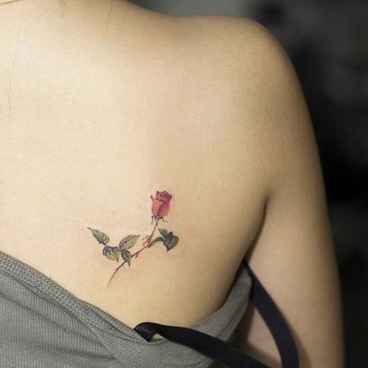 Tatuagem feminina nas costas