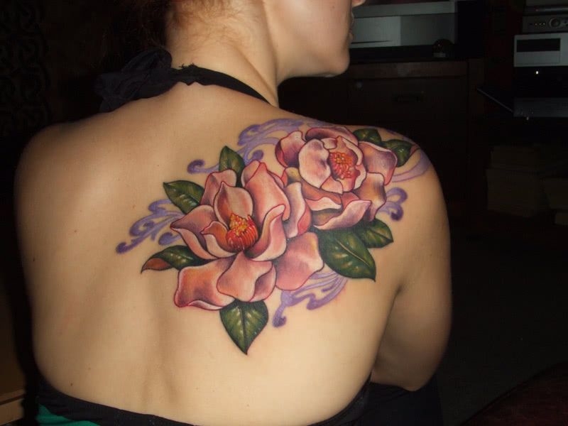 Tatuagem feminina nas costas