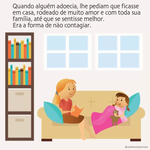 Uma mulher lendo para uma menina em um sofá, com uma estante de livros ao fundo.