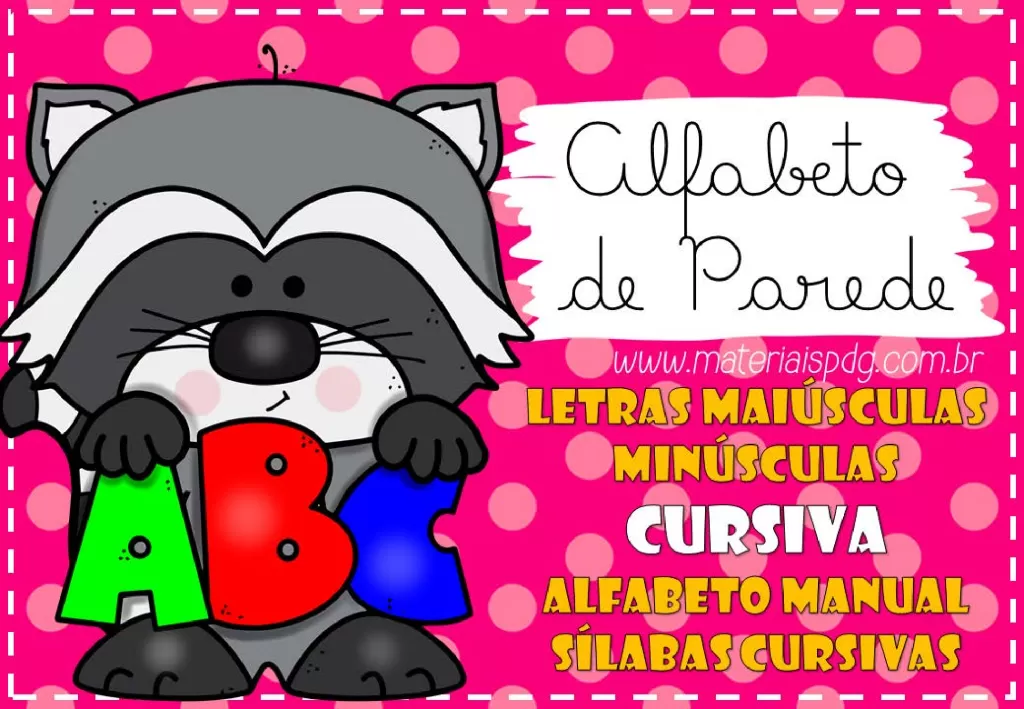 Ilustração de um guaxinim segurando letras coloridas do alfabeto em um fundo rosa.