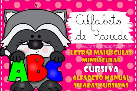 Ilustração de um guaxinim segurando letras coloridas do alfabeto em um fundo rosa.