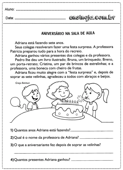 Crianças comemorando o aniversário de Adriana com um bolo e presentes.