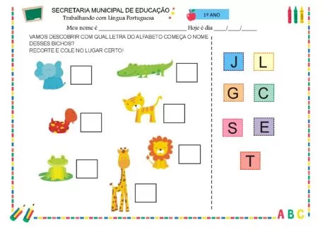 Atividade de alfabetização com animais e letras do alfabeto.