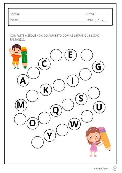 Atividade escolar para completar a sequência do alfabeto com letras faltando.