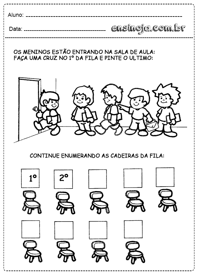 Desenho de crianças entrando na sala de aula com cadeiras para enumerar.