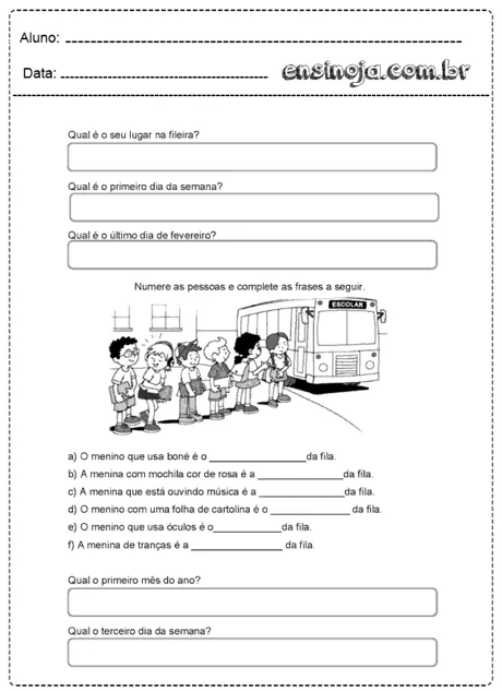 Atividade escolar com crianças em fila e um ônibus escolar.