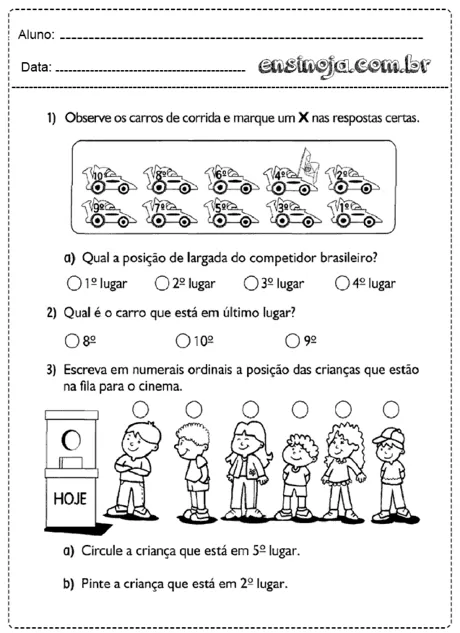 Atividade de matemática com carros de corrida e crianças em fila.