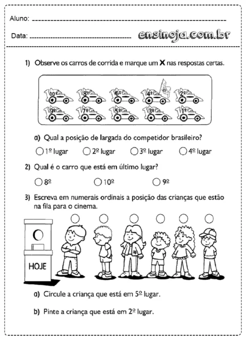 Atividade de matemática com carros de corrida e crianças em fila.