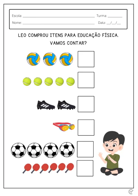 Imagem de uma atividade educacional com itens de educação física para contar, incluindo bolas de vôlei, tênis, raquetes e um menino sentado.