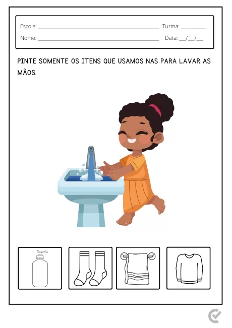 Criança lavando as mãos em uma pia com itens relacionados à higiene pessoal.