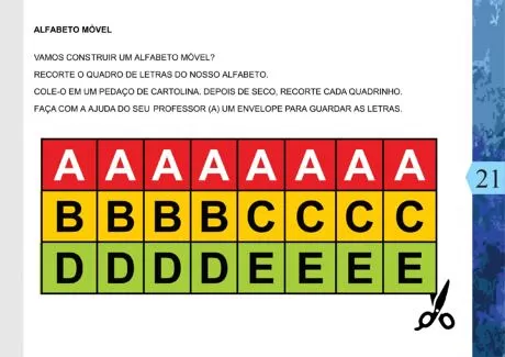 Atividade de alfabeto móvel com letras em quadrados coloridos.