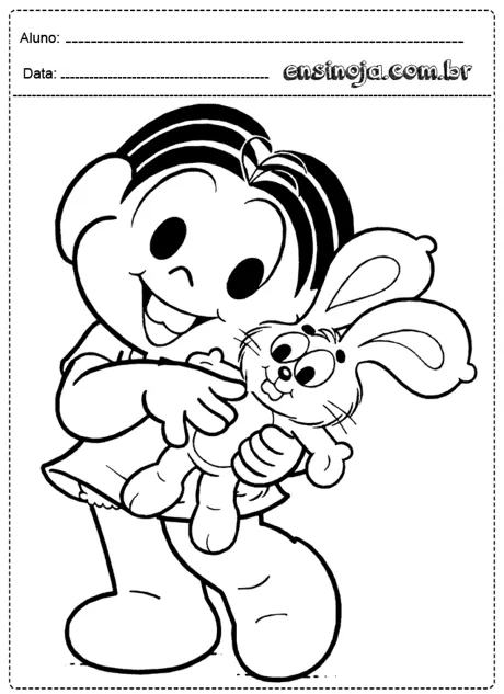 Criança sorrindo segurando um coelho de pelúcia.