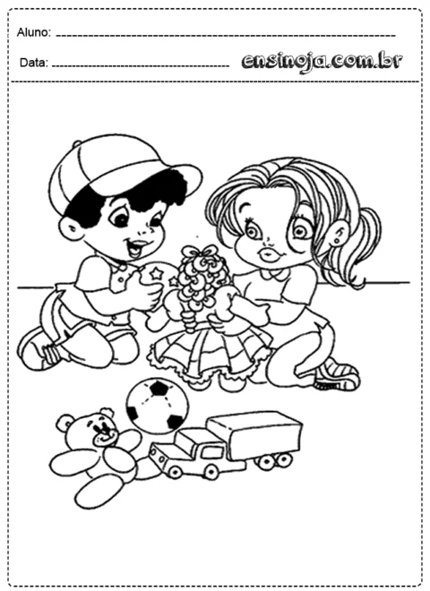 Crianças brincando com brinquedos, incluindo uma boneca, um urso de pelúcia, uma bola e um caminhão.