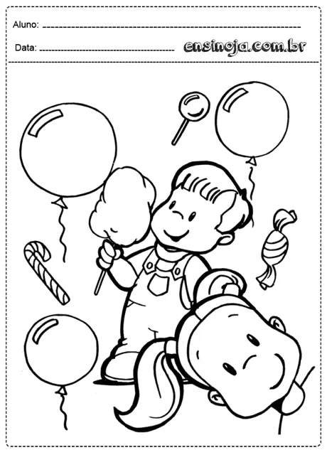 Crianças se divertindo com balões e algodão doce.