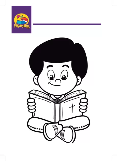 Criança com cabelo preto, sentado, lendo um livro com um sorriso no rosto.