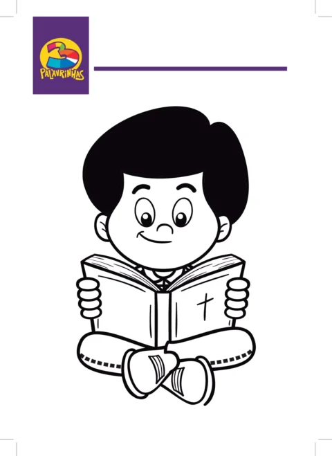 Criança com cabelo preto, sentado, lendo um livro com um sorriso no rosto.