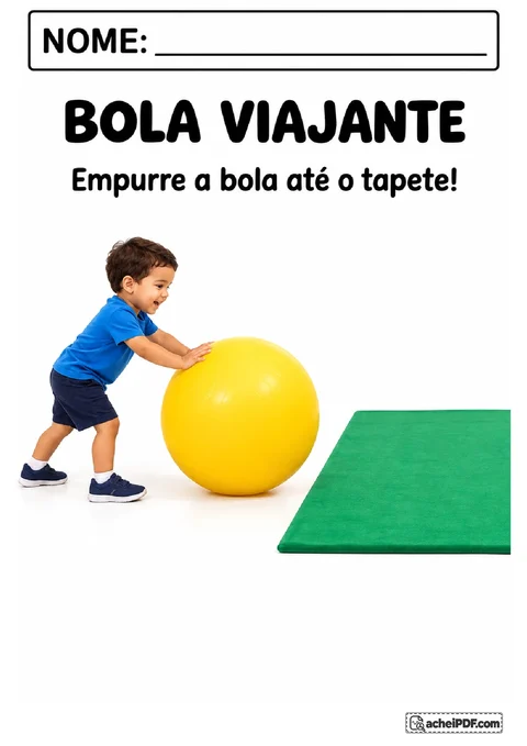Criança empurrando uma bola amarela grande pelo chão na direção de um tapete verde