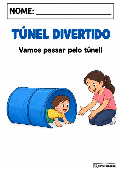 Túnel infantil azul com criança engatinhando em direção à professora que espera na saída